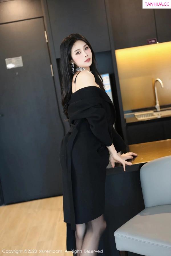 草莓  [XiuRen]高清写真图 2023.12.12 No.7797 草莓mm 黑丝美腿第9张图片